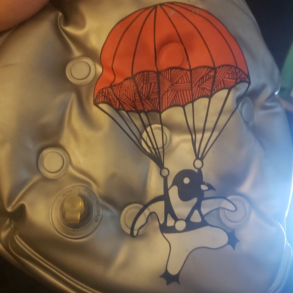 Vintage parachuting penguin blow up duffle - Picture 3 of 5
